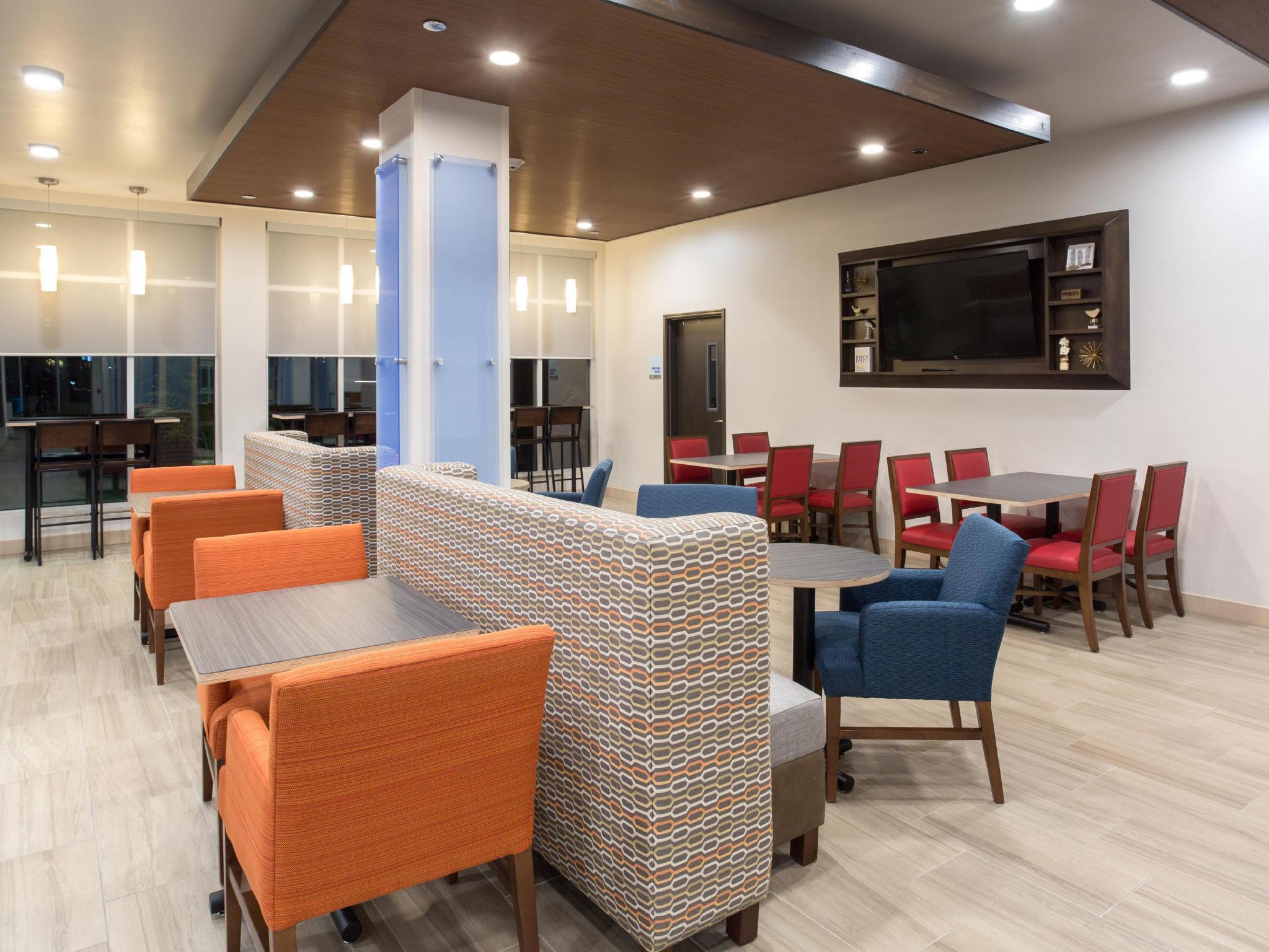Holiday Inn Express & Suites Lincoln I - 80 By Ihg Bagian luar foto